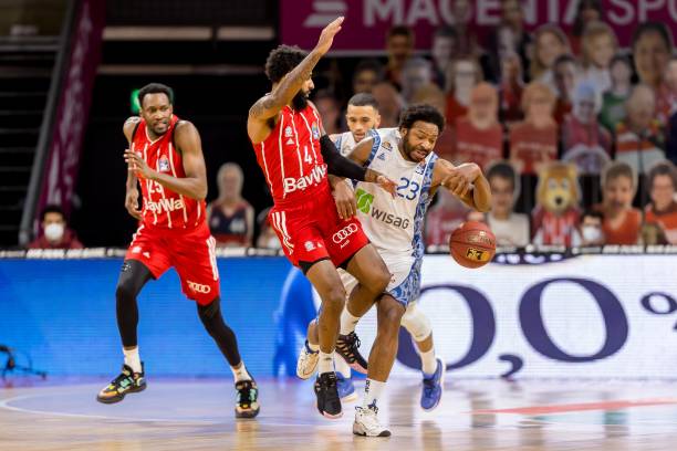 她凭借凶狠 她凭借凶狠